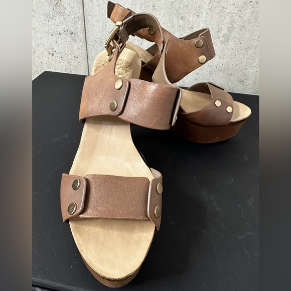 Vince Camuto platform wedge - Picture 2 of 4